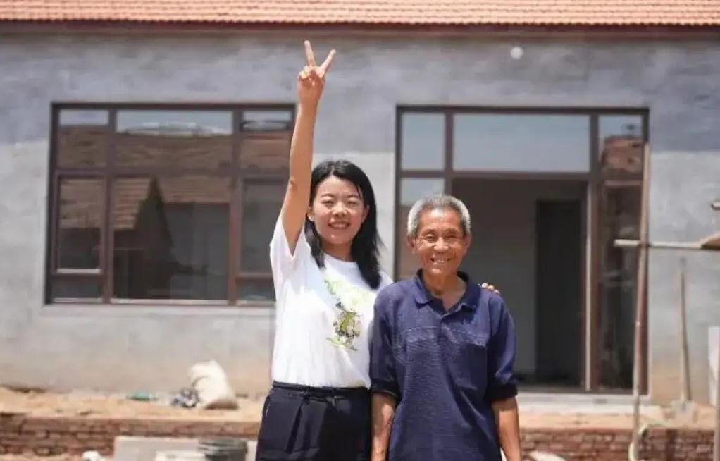 1989年，山东临朐，67岁老太在路边捡回个女婴，送给这家不要，给那家也不要。老