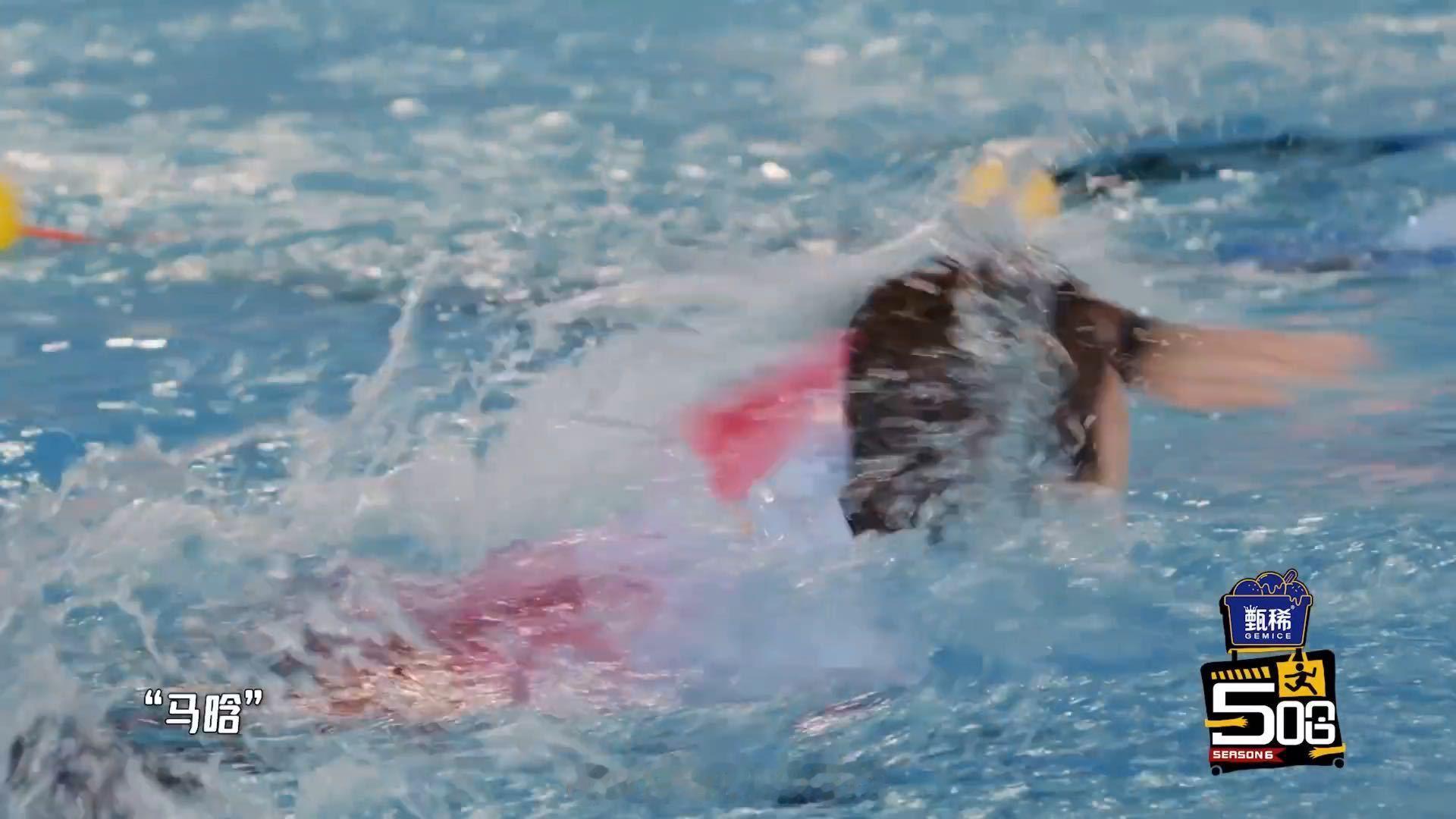 一闪而过的鹿晗哈哈哈哈哈 五哈镜头里一闪而过的居然是鹿晗，小鹿在水里拉着超哥的皮