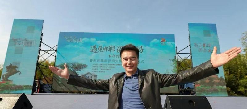 他没说一句话，全网哭了。
许亚军在台上弯着腰，背影比任何台词都重。
不靠骂人，不
