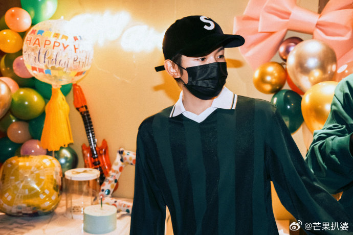 #王源闭眼许愿#王源素颜许愿照，祝王源生日快乐，闭眼许愿，祝王源总有美梦与黎明#