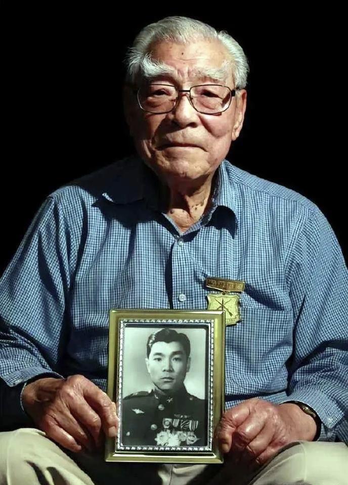 老者名朱安琪，乃生于美国之第二代华人。1939年高中毕业后，毅然弃学业、舍美籍，