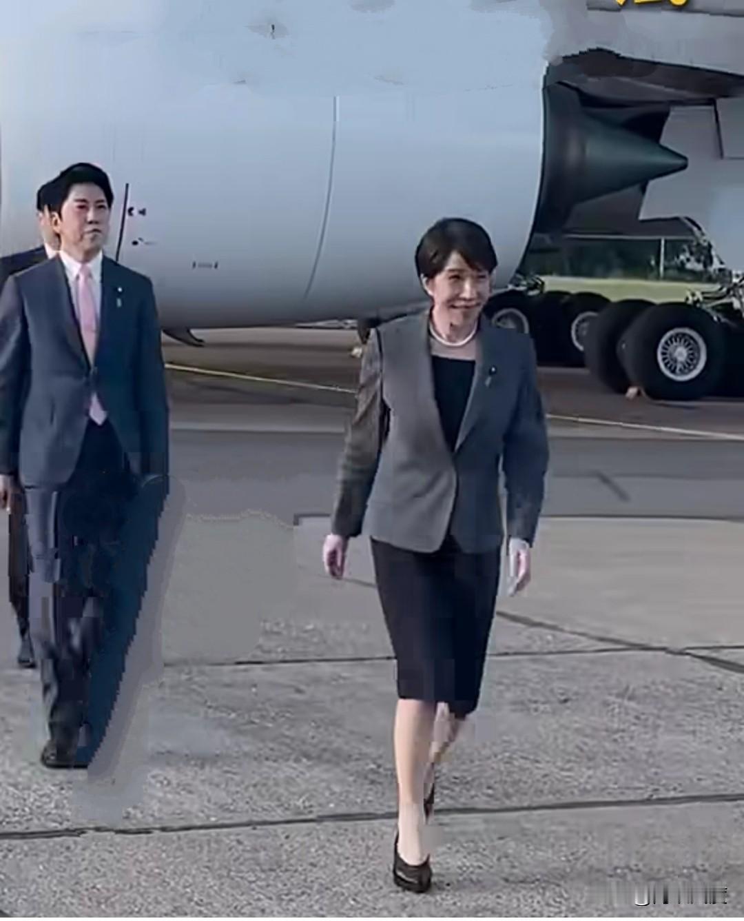 英国对高市早苗来访太不上心了，不仅接机随便，连个红地毯都没有。毕竟是政府首脑来访