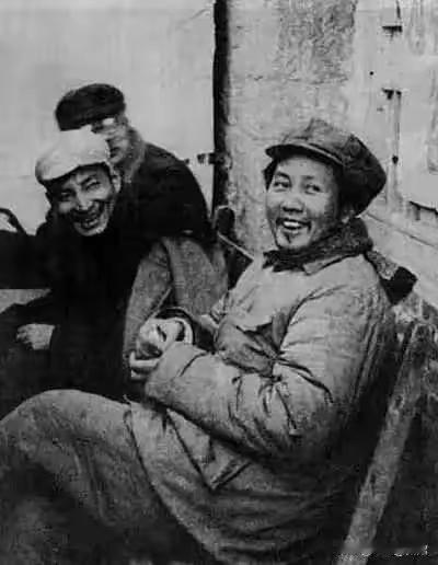 硝烟弥漫的延安，一张开怀合影戳破岁月：伟人从容一笑，藏着革命必胜底气
 
提起延