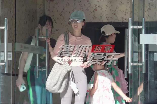 黄圣依健身后直奔古玩城路透图 ​​​