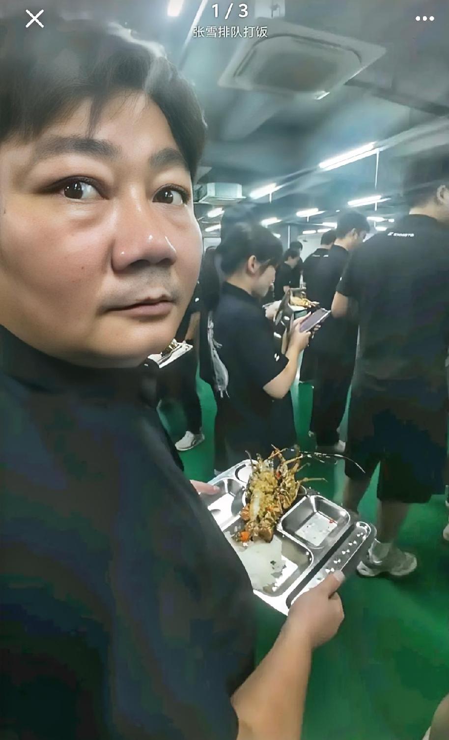 我见过低调的，可没见过这样低调的！
​张雪竟然在自己的公司也是需要排队的，这可不