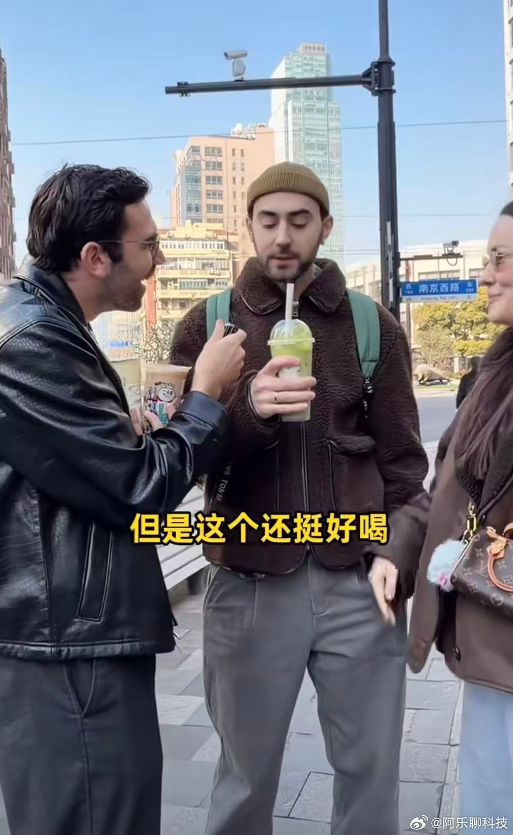 老外被AI点的奶茶拿捏刚看到这个视频一开始以为只是个小实验。看完后才发现，真正被