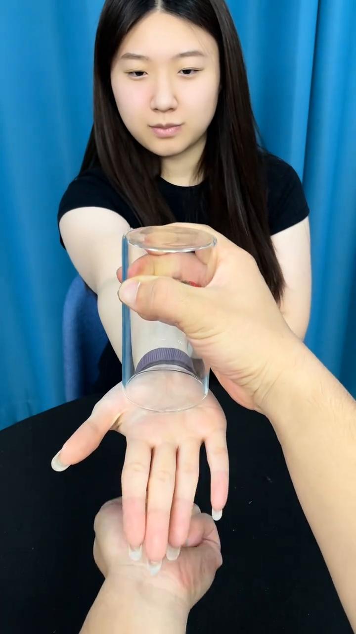 妹子面前露一手简直太帅了。
大家好，把一个普通的瓶盖放到杯子里边没有任何的问题。