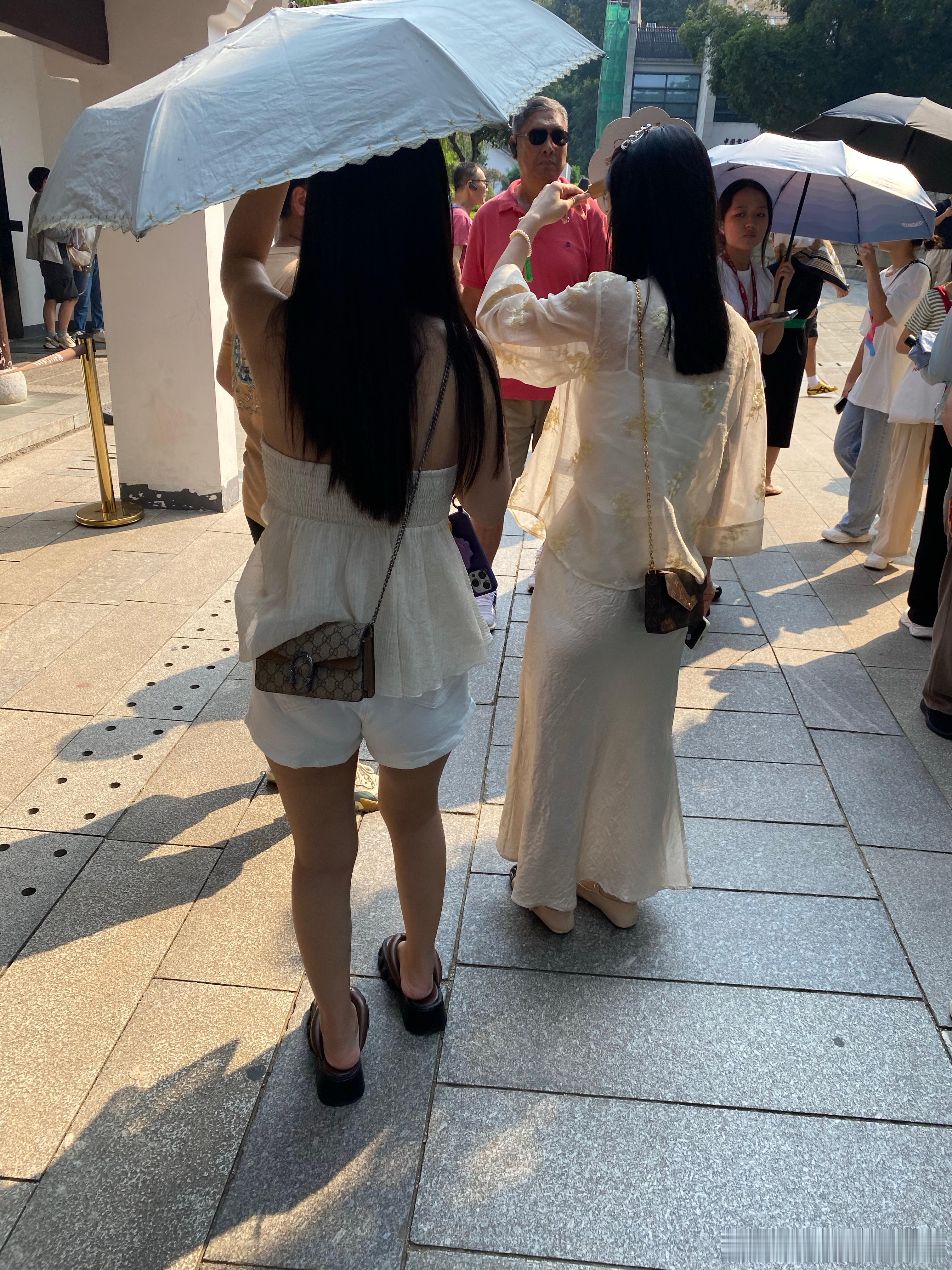 街拍小姐姐穿搭 ​​​