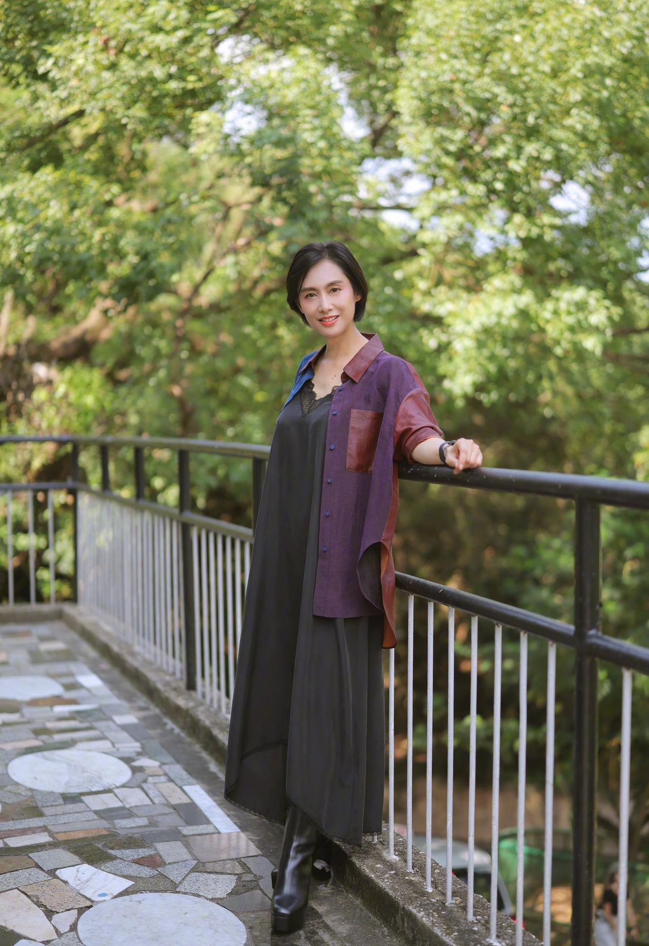 朱茵这次为新片《不得不好死》（FINE DYING）开镜，状态好到让人恍惚——这