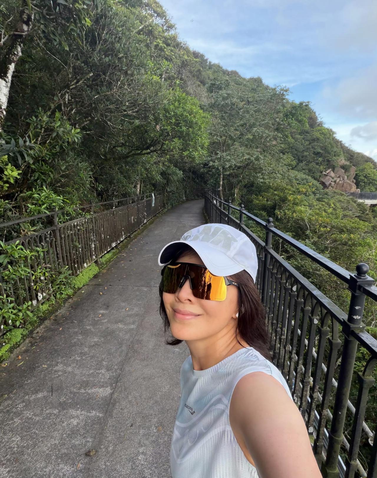 哇，刘嘉玲又去爬山运动了
为身体健康充电，值得点赞呀
发现没？这一次她没有穿黑色