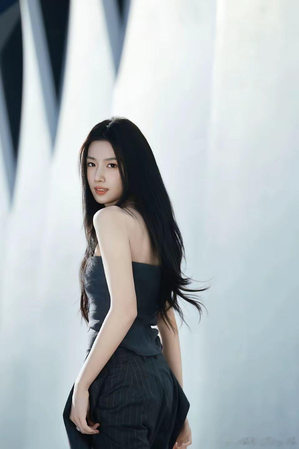 有没有发现卢昱晓的颜值很奇怪也不是不好看，就是她应该是全智贤那种气场很强的大美人