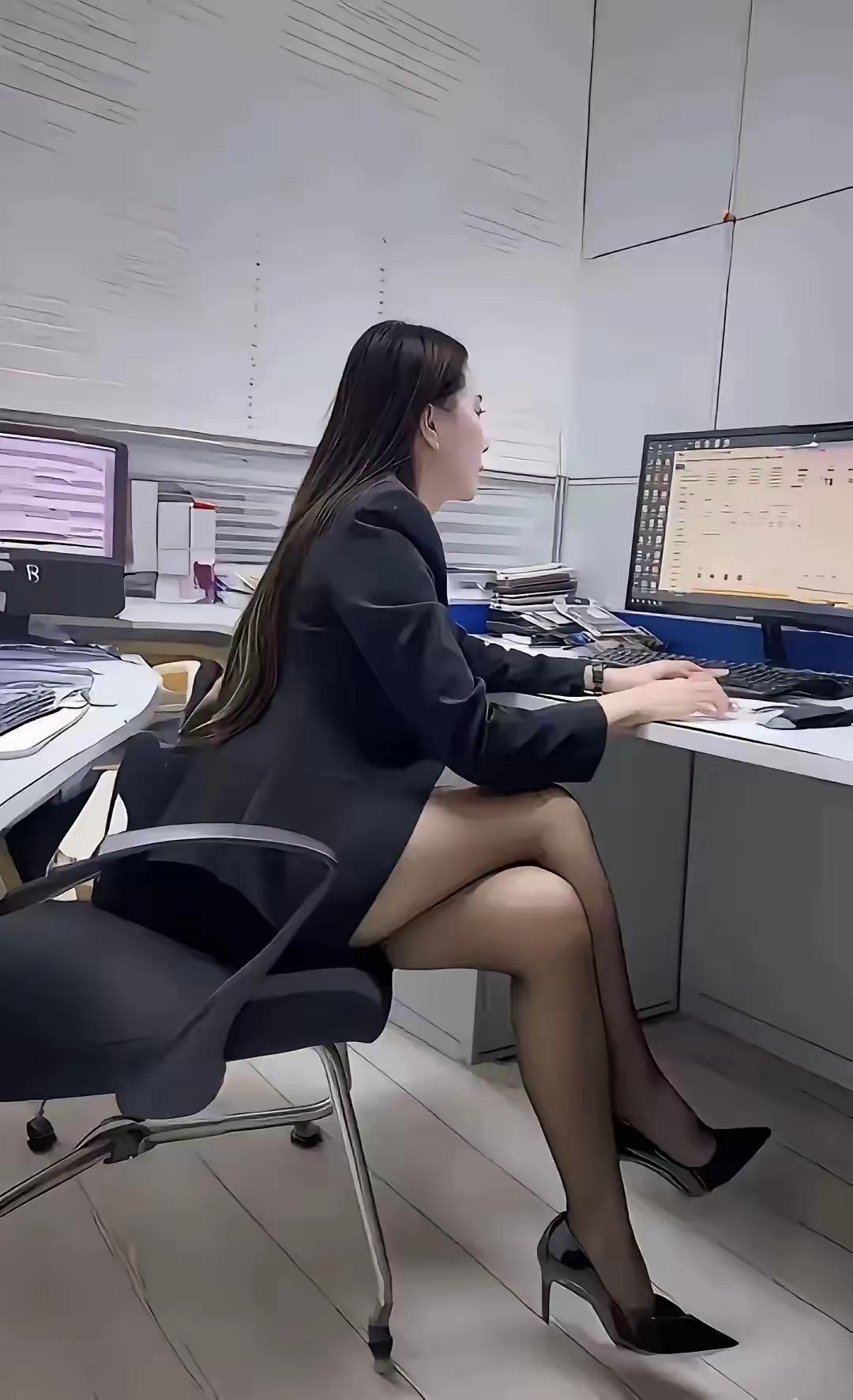 对联
上联：[作揖][作揖][作揖]；
下联：白领。