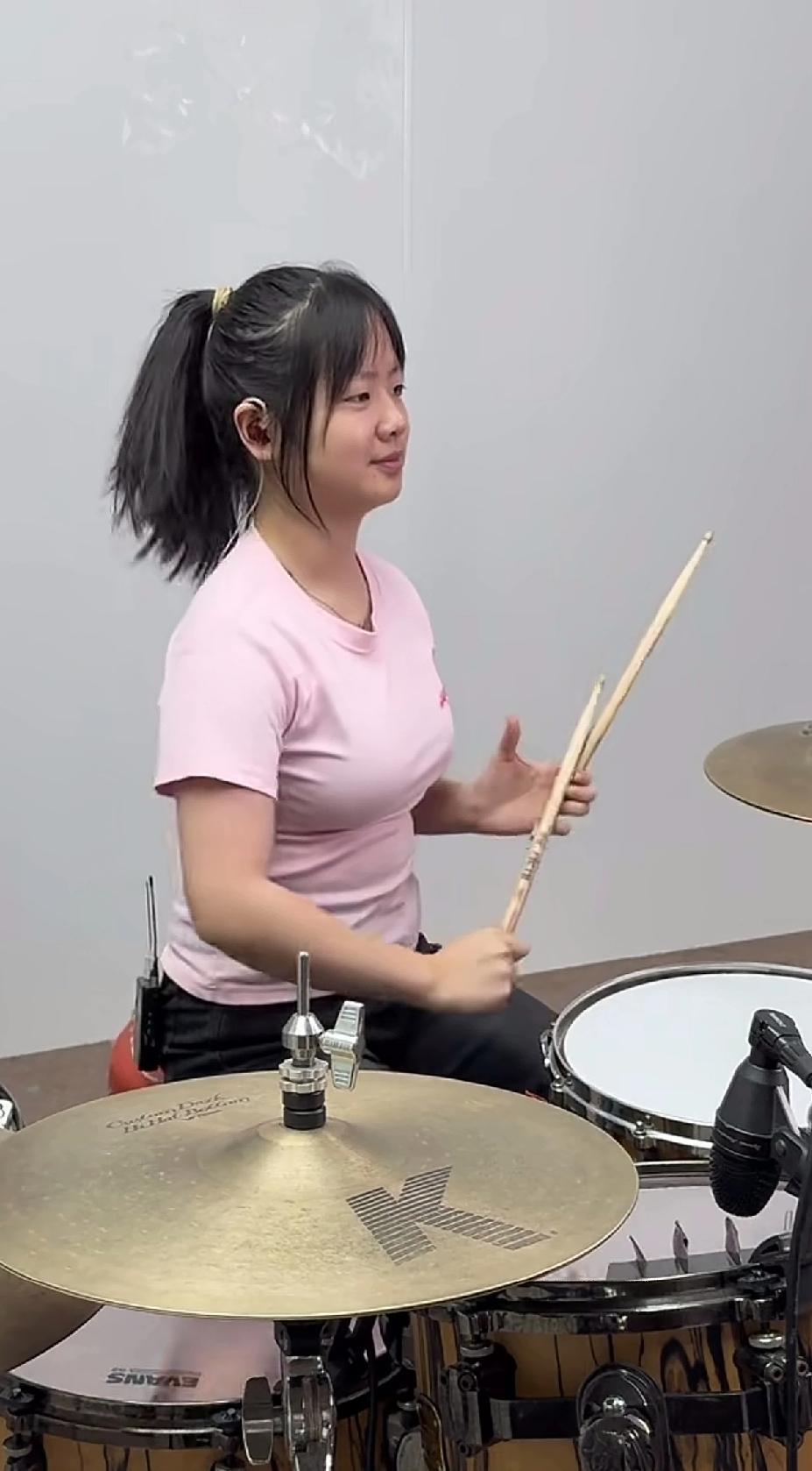 又见面了，架子鼓姑娘！
