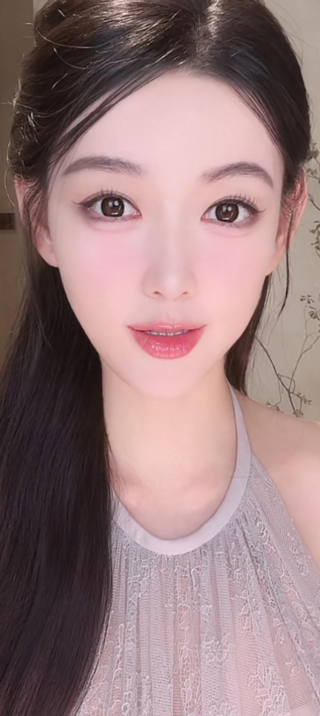 这位小姐姐妆容好精致哦！