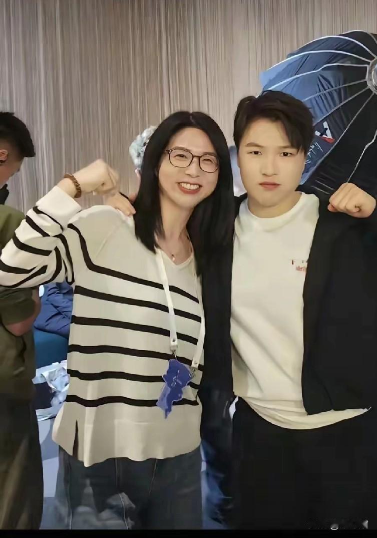 真想不明白，他们是怎么认识的？刚刚大家对“张伟丽”开始有点好感了，输了比赛赢得了