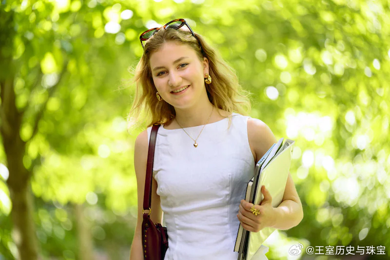 新闻 继续补充比利时女王储伊丽莎白在哈佛就读期间的摆拍照，比利时摄影师出国之后拍