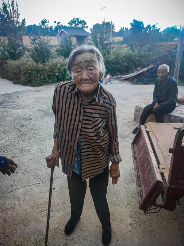 最伤人的从来不是病痛与贫穷，而是至亲嘴里的冷言冷语。
村里一位九十多岁的老人，身