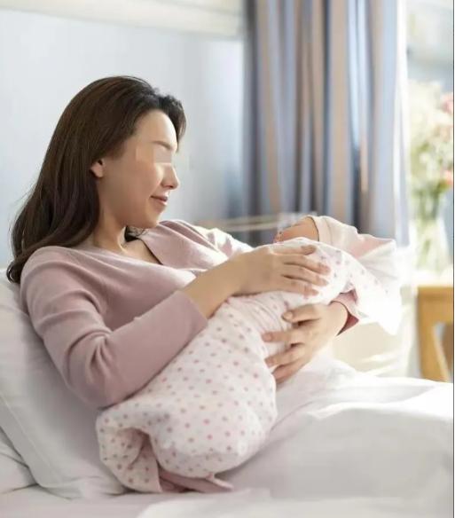 “恶魔现世！”贵州，女子生下一个大胖儿子才3天，丈夫就提着刀冲进产房，瞪着血红的