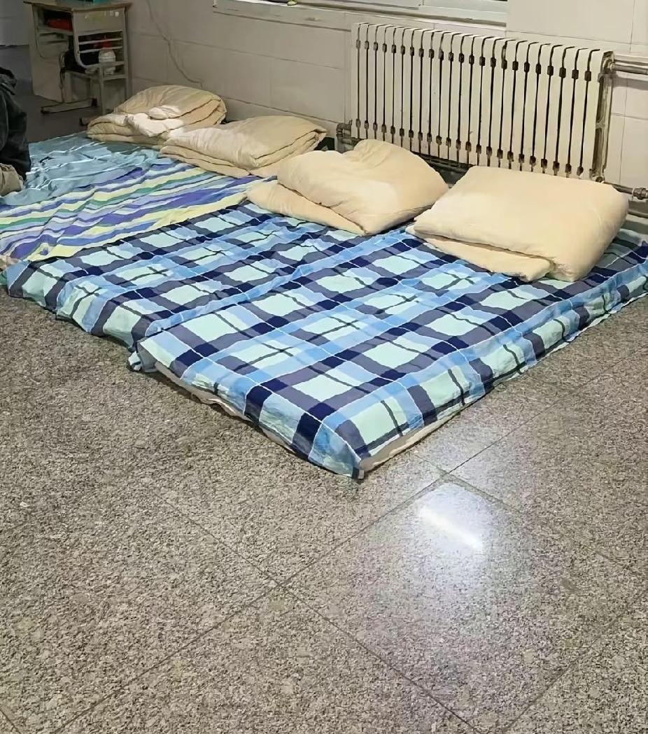 学生宿舍的走廊里，突然出现了一排地铺，知道原因后，让人直呼感动了。

山东的一所