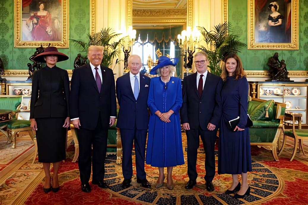特朗普这牙，是真的挺白的，镜头感也不错！
这次的英国之行，特朗普玩得挺开心，看他