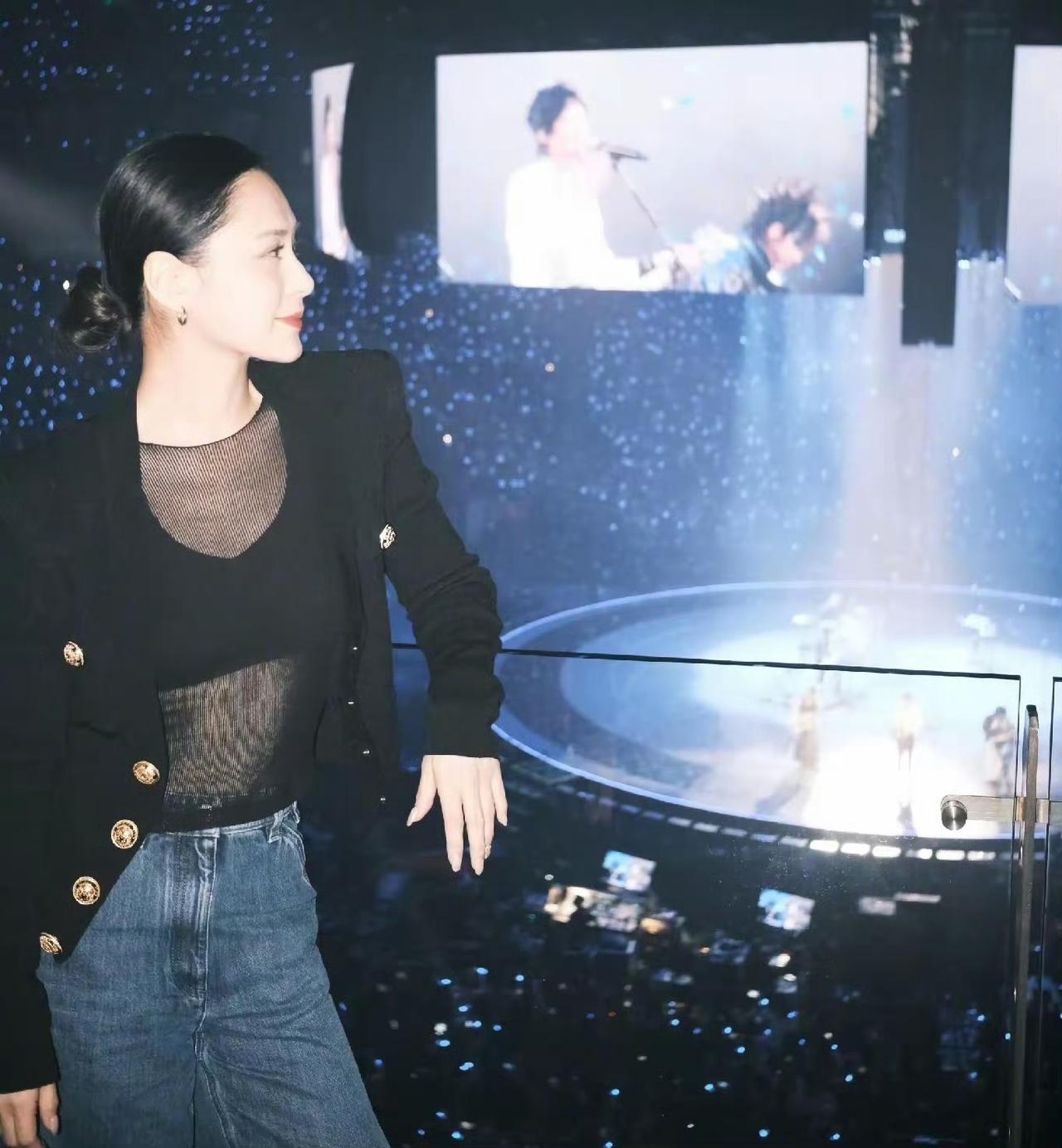 阿娇近日在社交平台分享了与张歆艺、袁弘一同观看演唱会的合照，画面中三人笑容灿烂，