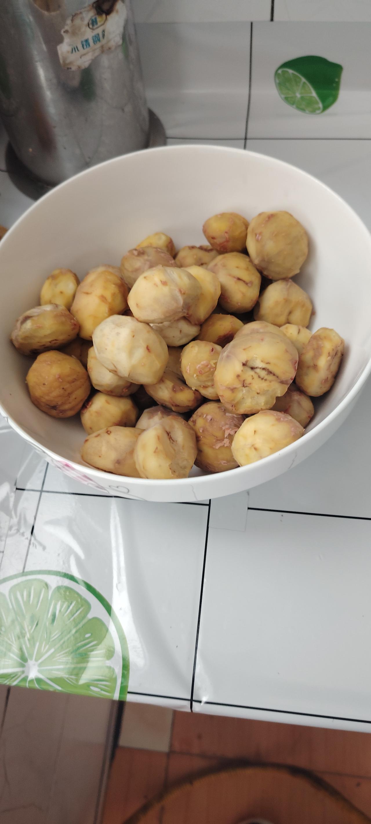 不要瞎买丹东大板栗吃。网上5.5斤12元钱，买回家一看，大如石卵，且虫眼少，吃了