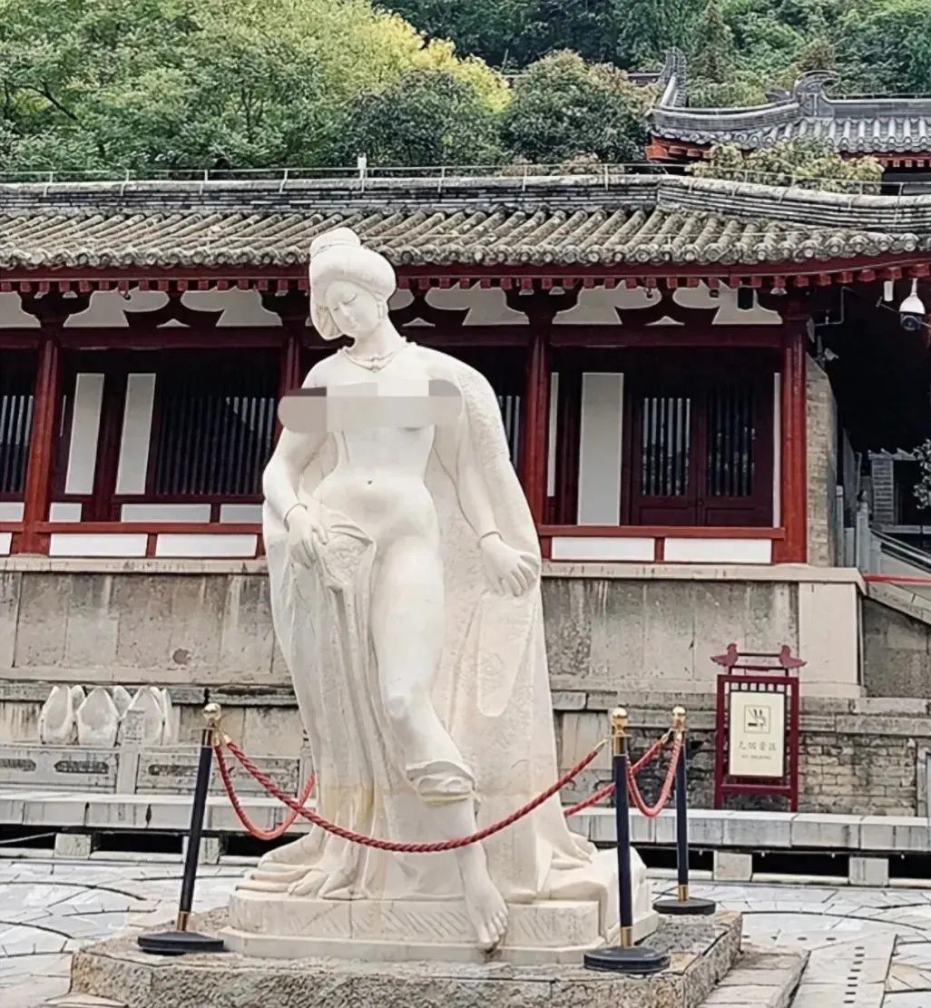 “贵妃出浴”雕塑的争议，现在网上争论很激烈。我倒是觉得，与其纠结于“裸体是否得体