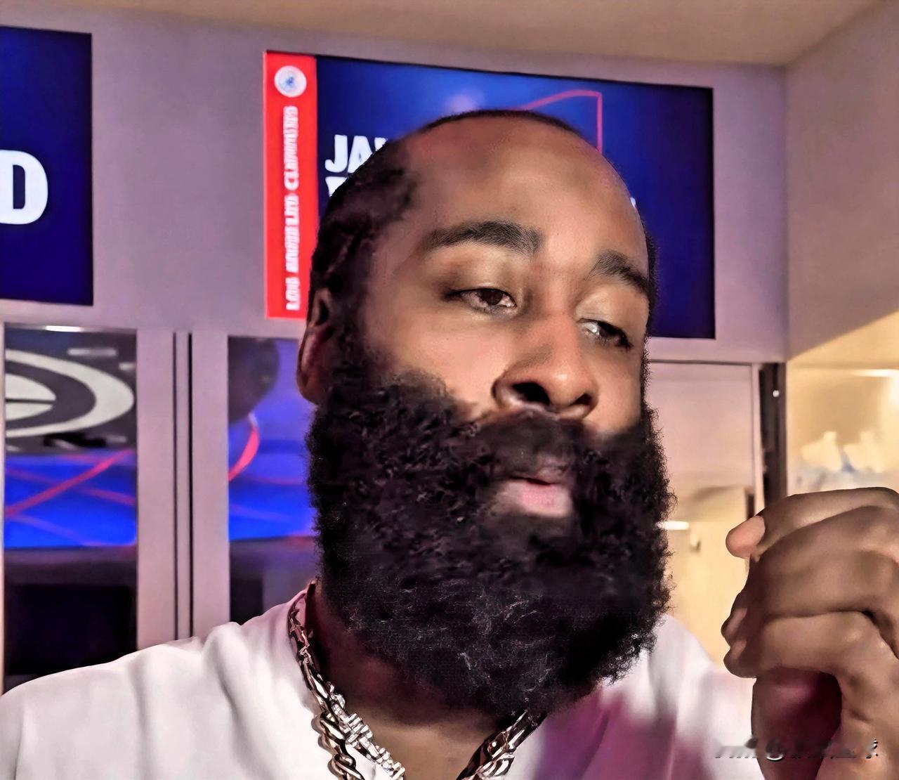 哈登终于破防了！
今日，快船以110-114不敌独行侠，遭遇4连败。赛后，哈登接