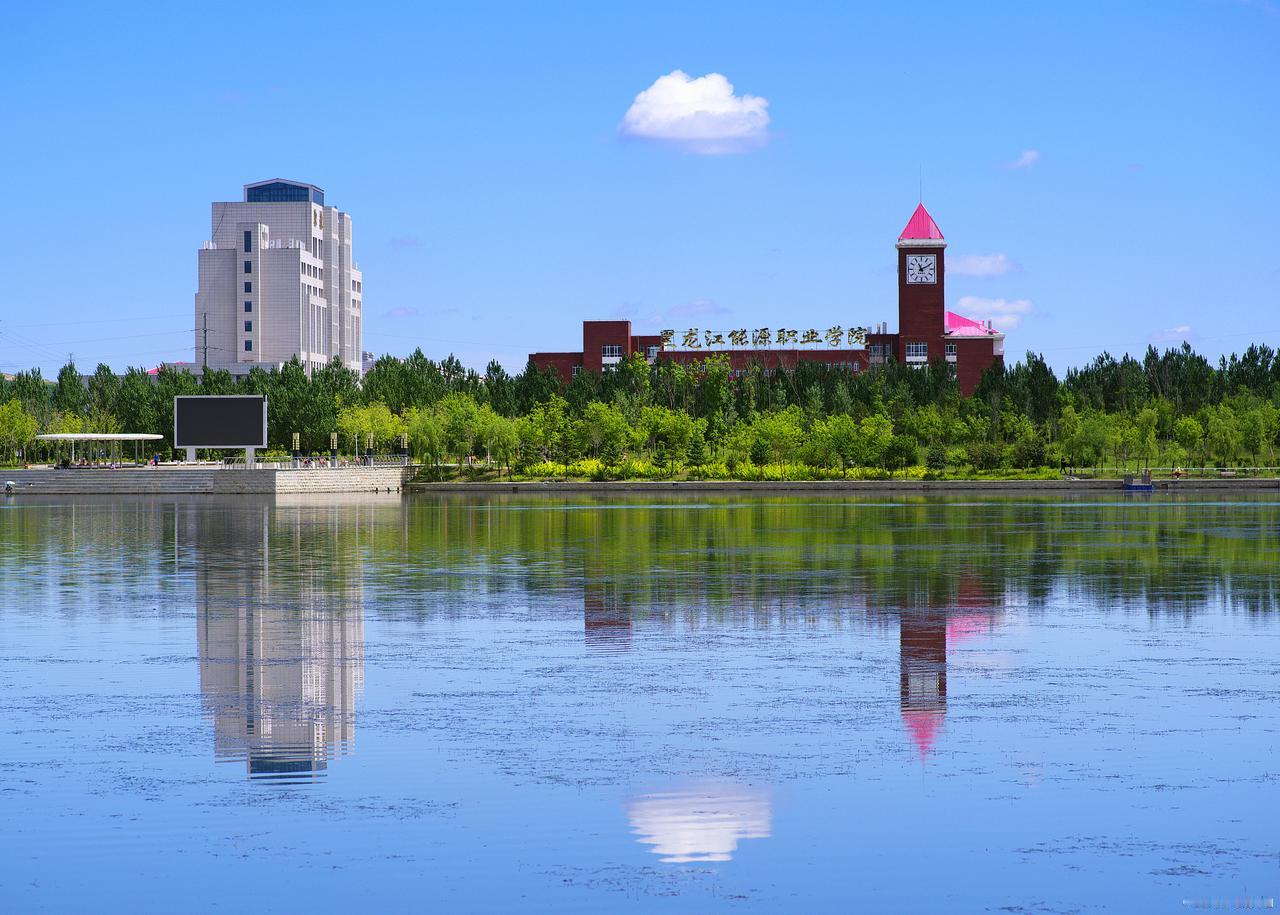 天津城建大学是一所很有特色的高校。
它的国家级特色专业建设点，就是土木工程。
该