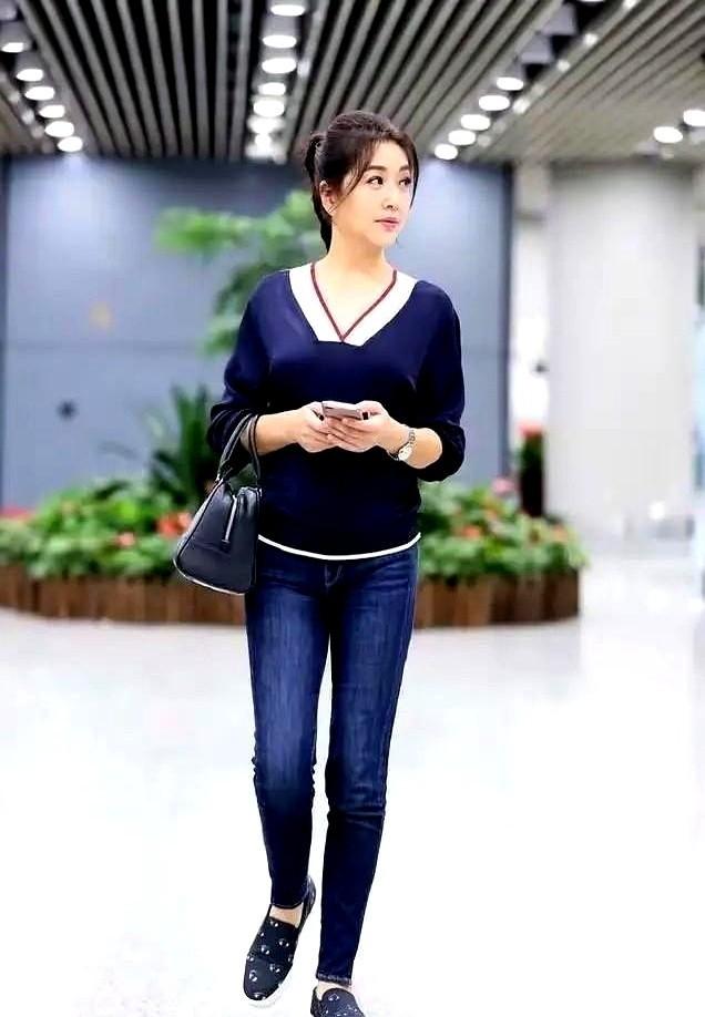 今天刷到一个女明星，我愣了三秒。
真的，就那种心里“咯噔”一下的感觉。
不是因为