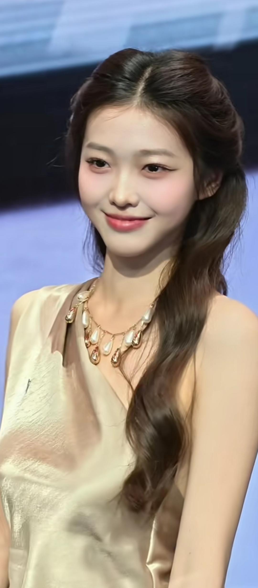 珠光宝气映红妆，笑语盈盈似月明。