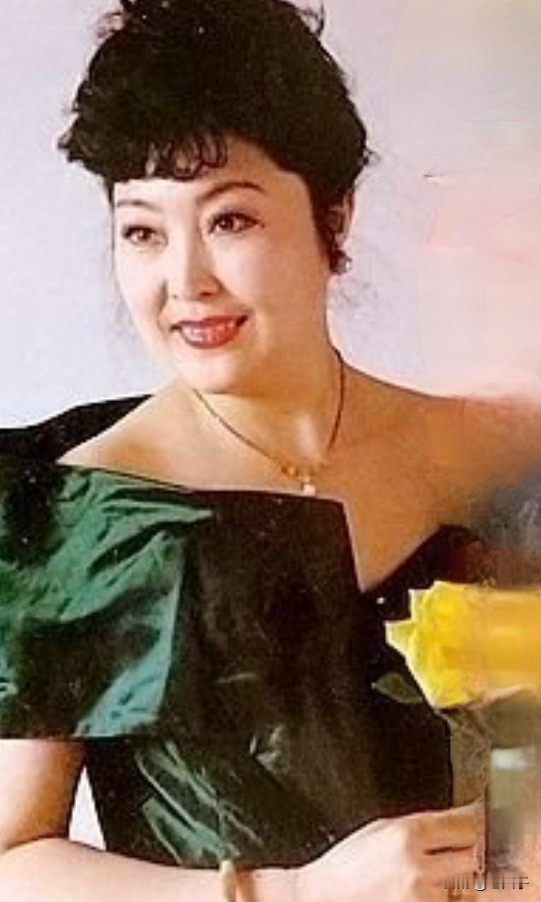 中国音乐史人物之第429位，叶英
生于吉林长春。
1981年毕业于中央音乐学院声