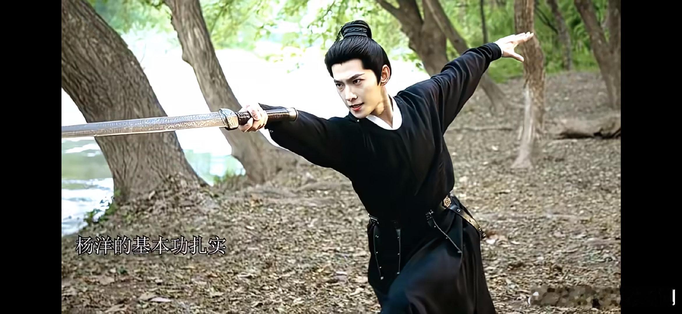 杨洋看垃圾的眼神一个眼神感受杨洋的压迫感不屑疏离的目光极具杀伤力，短短一眼就自带