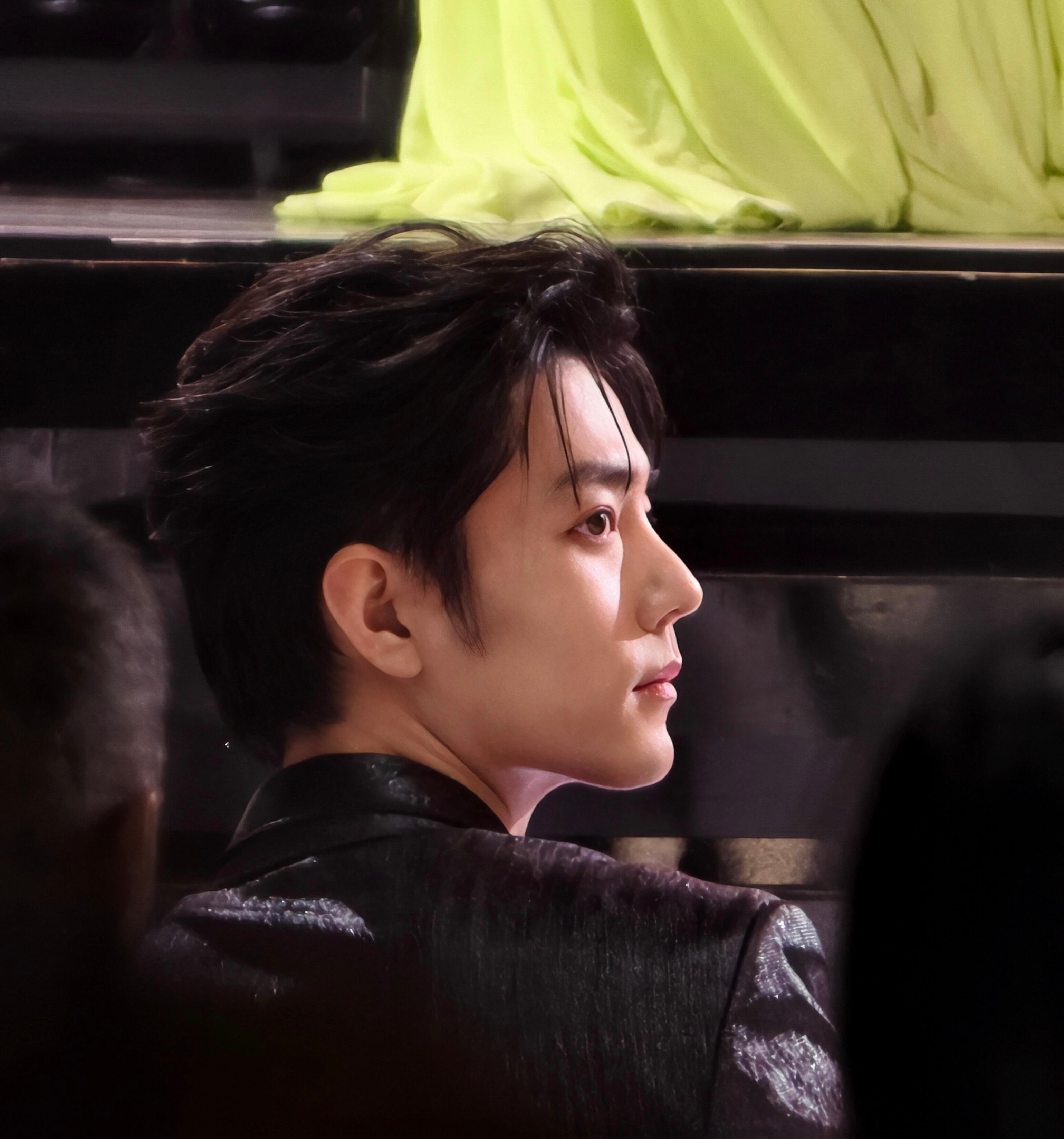 绝美侧颜，好优越的骨相 