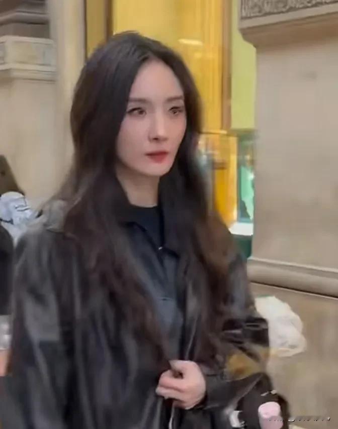 40岁杨幂比同龄人年轻许多
五官精致也有些许年龄感
穿衣风格很在线酷飒
眼神变得