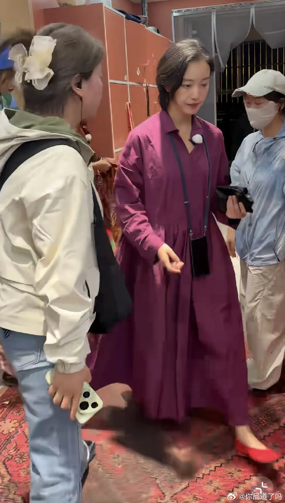 倪妮现身新疆一家火锅店，没有化妆，素颜出来打扮好土气，法令纹那么深，看不出来有女