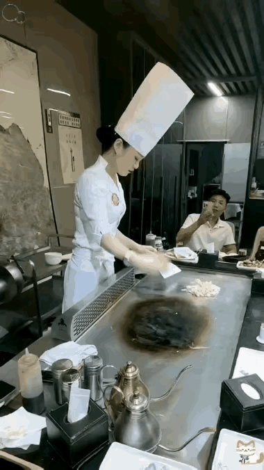 这个厨师真是高手，手法相当的快，行云流水做菜技艺，给人带来艺术般的审美享受。自从