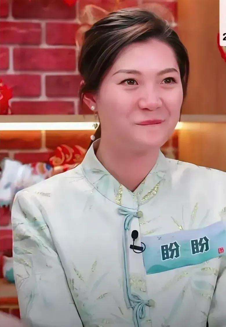 盼盼脸红了，像个娇羞的小姑娘……
因为偶像刘德华向正在直播的盼盼打招呼啦，所以瞬