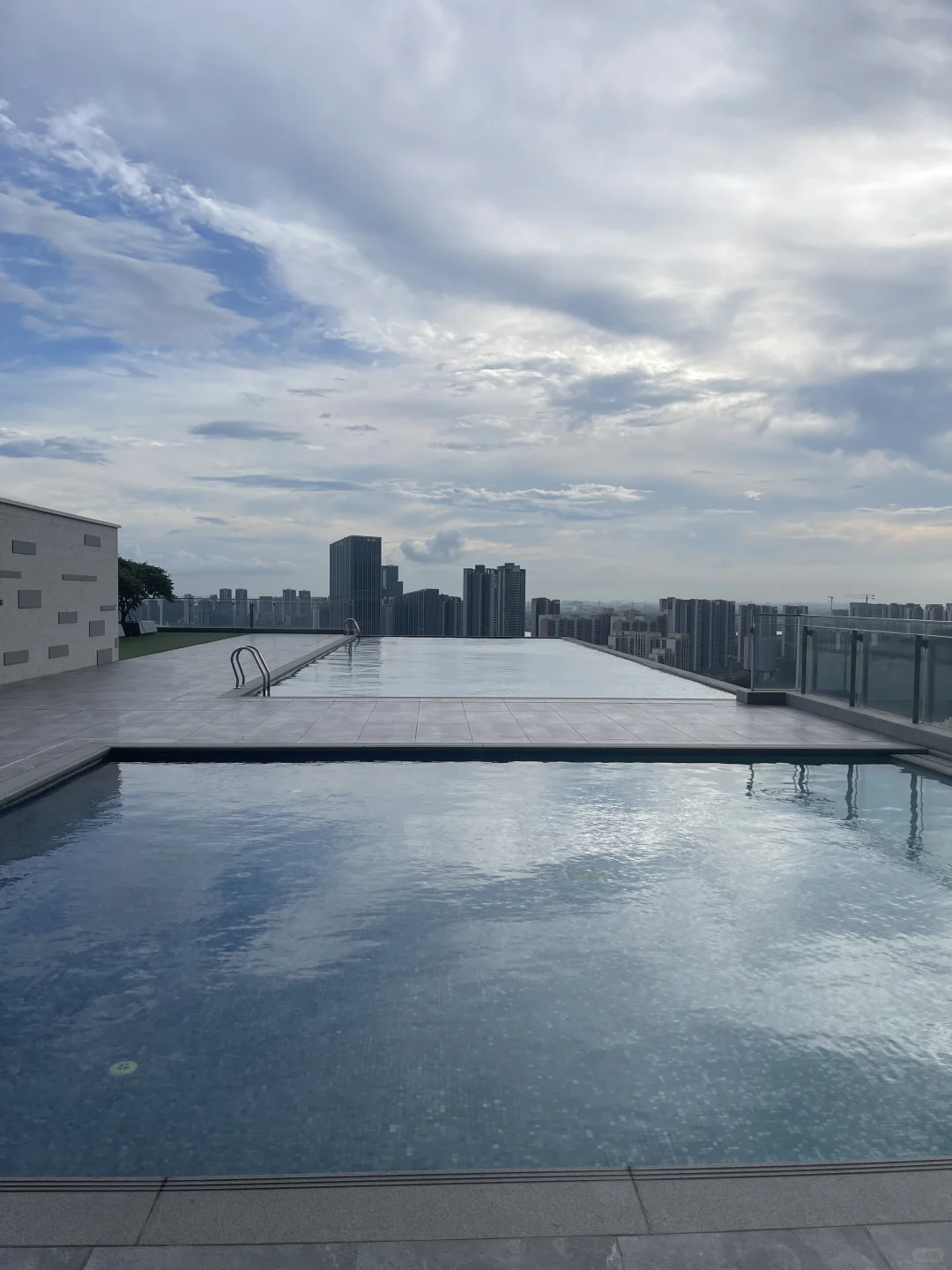 小区的无边泳池已经封神了🏊