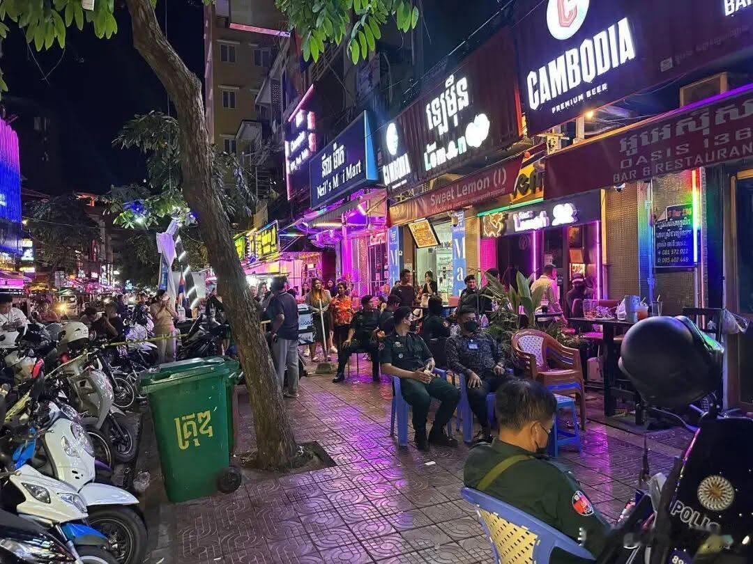 金边酒吧街昨晚再被查

10月30日晚，柬埔寨警方突查金边隆边区136号路两家相