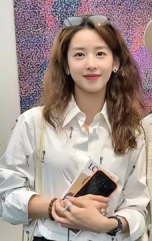 烫了头发的章泽天，
多了别样的魅力！
记得她一直是黑长直的女大风格，
现在终于有