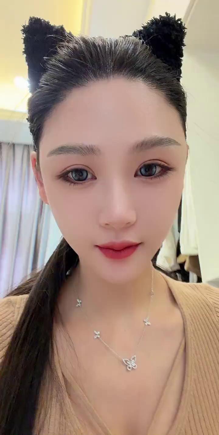 姐妹们，又给姐妹们推荐睫毛，就这睫毛，百淡百黛不腻。看到没？这个是青丘湖，我眼睛