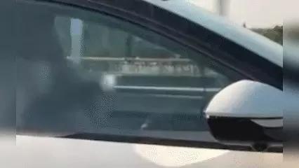 五一返程高峰，沪常高速上演惊险一幕：一辆行驶中的轿车，主驾、副驾两名女孩全都头歪