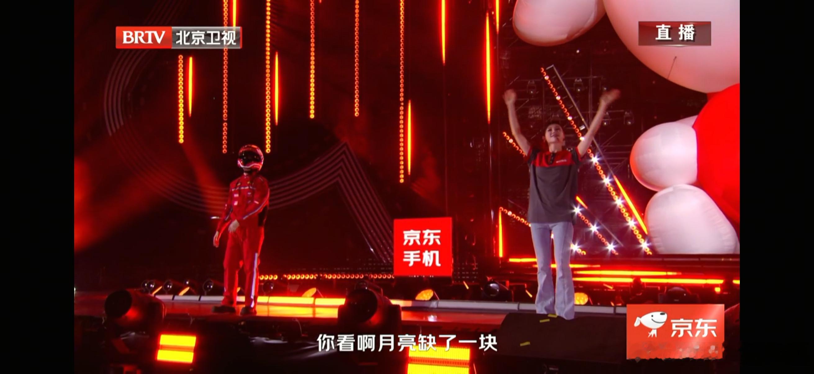 618夏日歌会刘宇宁今晚的耳返是粉丝送的礼物，他知道。唱《平凡的日子借一点光》时