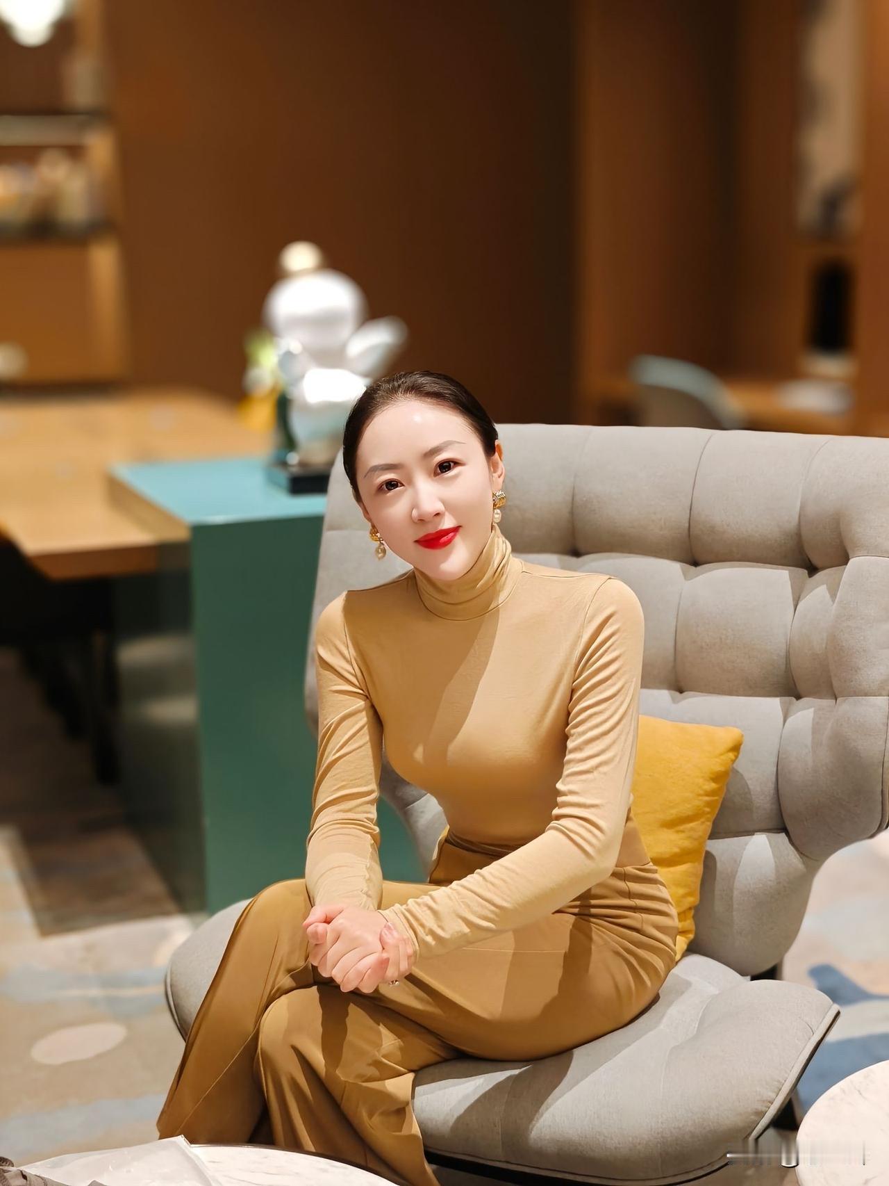 优雅气质，时尚穿搭，咖啡馆里的美丽瞬间