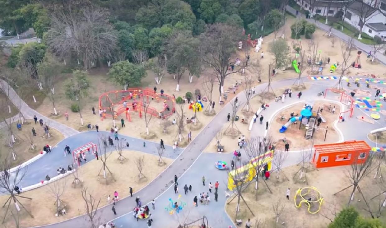 春日踏青不知去哪？沙市城市漫游攻略，荆马亲子荧光跑
阳春三月想出门踏青，却愁没合