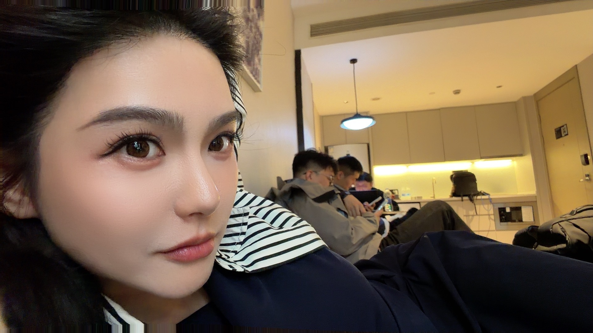 下雨天，我们4小只在酒店里刷📱手机粉丝宝宝们，此刻你们都在干嘛啊？我们打算一会