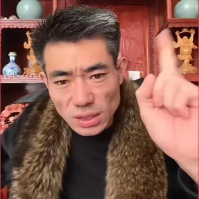 阿四在直播间晃着手机说七八千万小意思，我差点信了。
​屏幕里他穿巴黎世家T恤，领