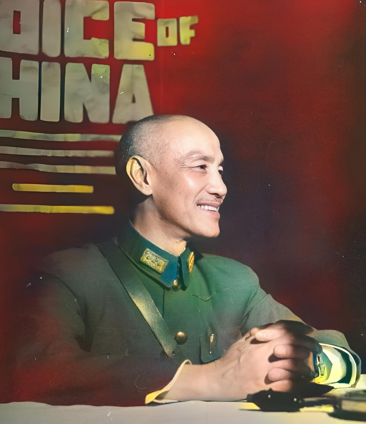 这是1945年9月3日抗战胜利纪念日这一天，蒋中正面对镜头露出温和的笑容，表现出