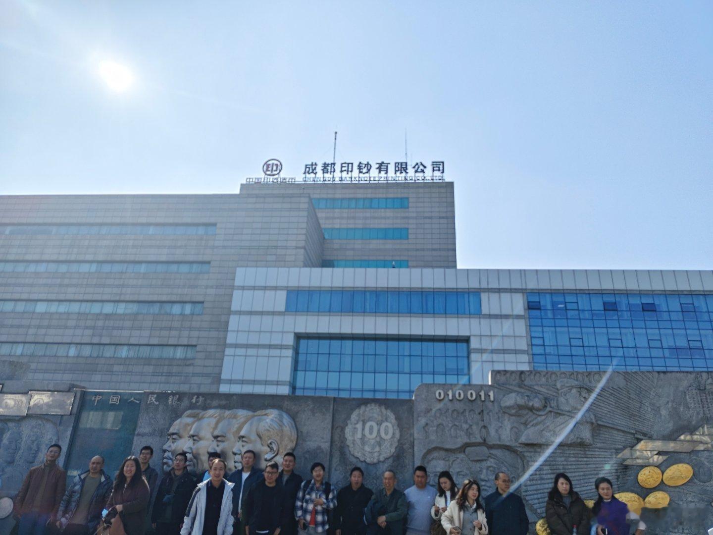 钱积如山，德立千仞。钱流如川，心如止水。今天是大富大贵纸醉金迷的一天，也是闻够了